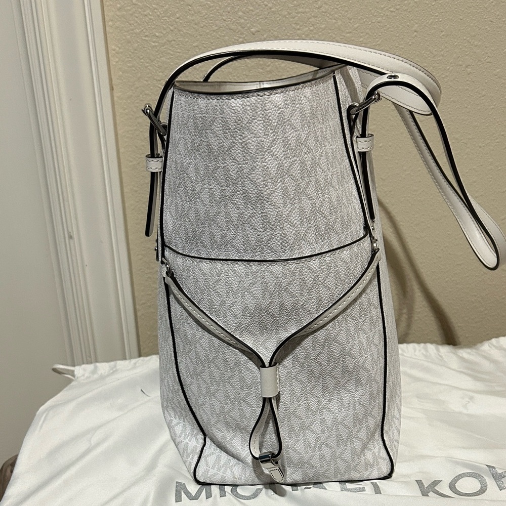Michael Kors Gray and White Monogram Voyager Tote and Continental Wallet Set - Picture 5 of 16